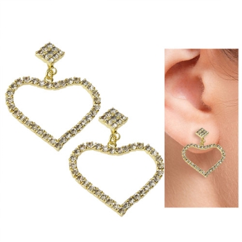 Brinco folheado a ouro feito com pedras de strass com adereço em forma de coração