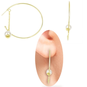 Brinco de argola folheado a ouro com correntinha e pérola