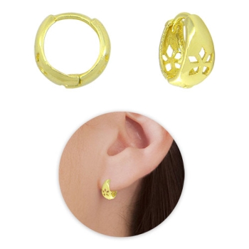 Brinco argolinha articulada folheado a ouro com detalhes em forma de flor de flor